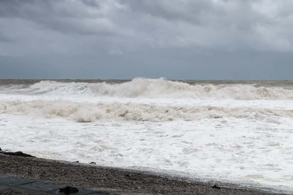 İyon Sahili fırtınada