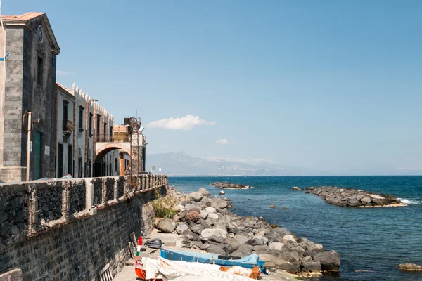 Malé vilalge torre archirafi Sicílie — Stock fotografie