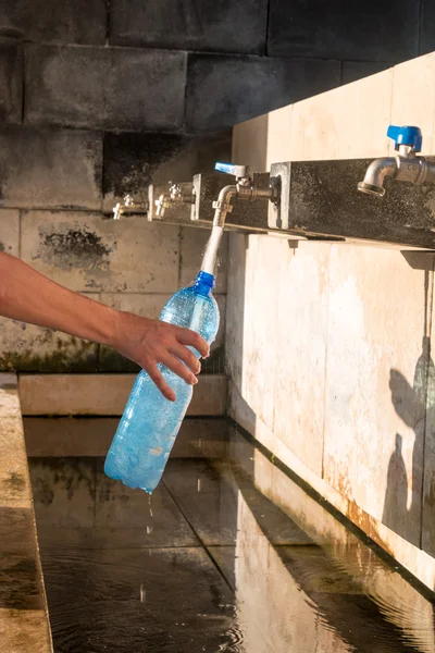 Hand füllende Wasserflasche — Stockfoto