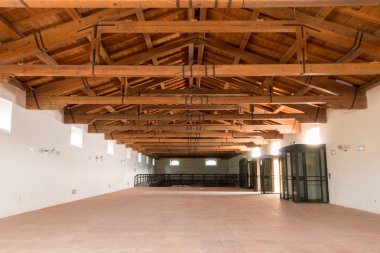 Ahır antik kalıntıları ile