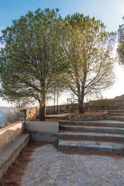 Croce tra gli alberi — Foto Stock