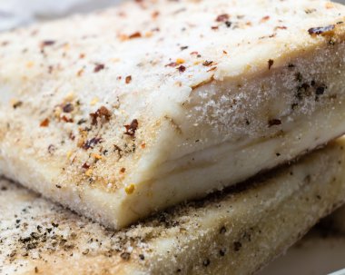 İtalyan tuzlu domuz pastırması ve zeytin