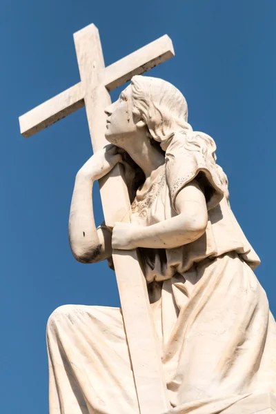 与女人的雕像十字 — 图库照片