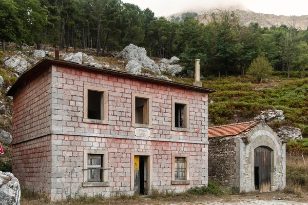 Ένα παλιό εξοχικό σπίτι — Φωτογραφία Αρχείου