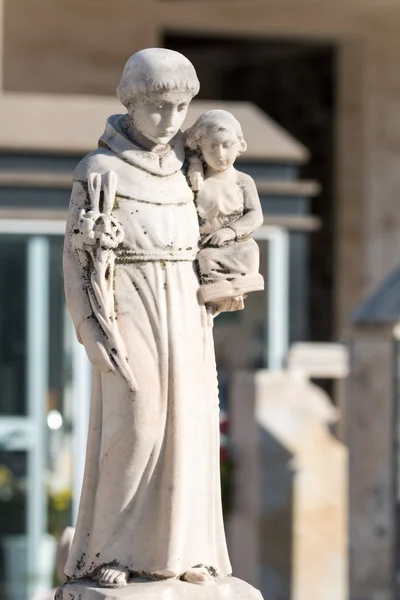 Statue de l'homme et l'enfant — Photo