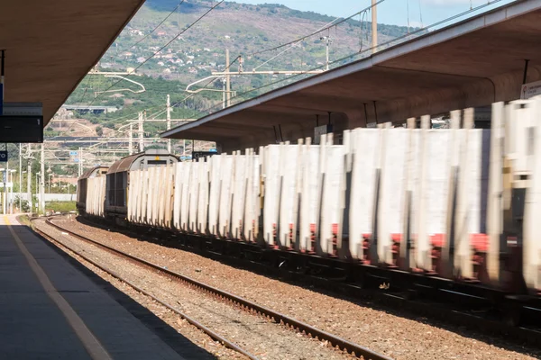 รถไฟขนส่งสินค้า — ภาพถ่ายสต็อก