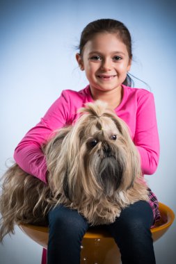 Köpeğiyle poz veren kız.