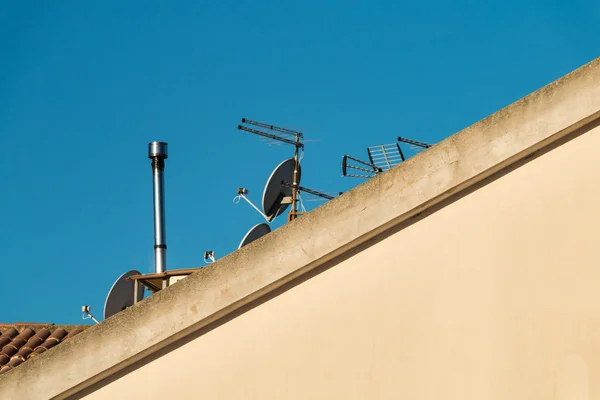 Střecha s Tv anténa — Stock fotografie