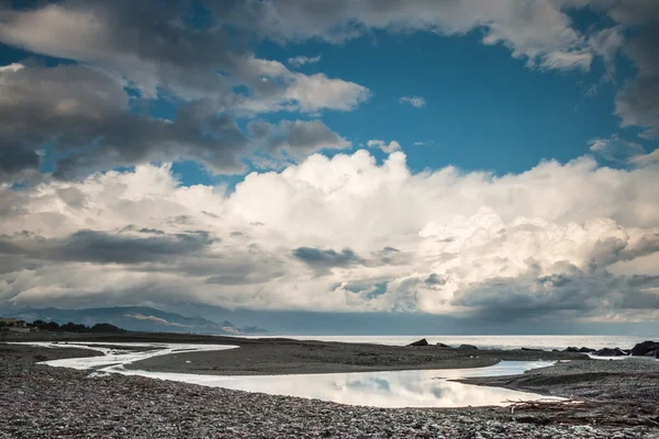 Stormachtige dag op het strand — Stockfoto