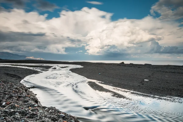 Stormachtige dag op het strand — Stockfoto