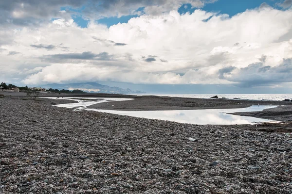 Stormachtige dag op het strand — Stockfoto