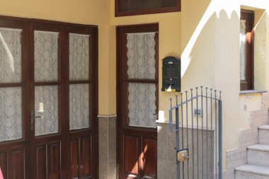 Kedi bir meydanda yalnız