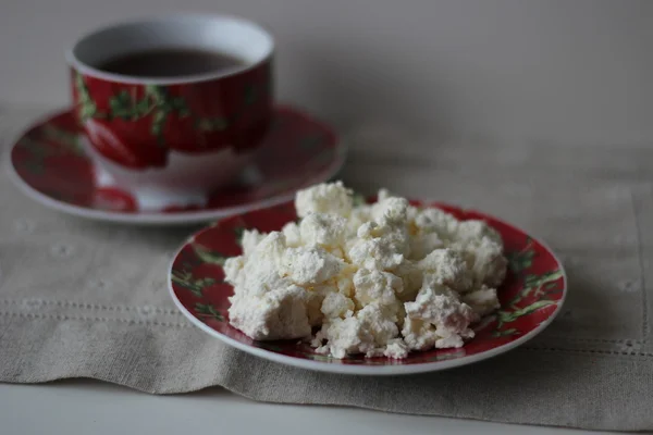 süzme peynir ve çay