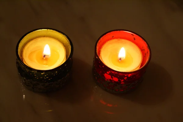 Kerzen in Behältern angezündet — Stockfoto