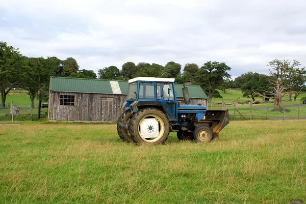 Traktor egy mezőben. Nehéz berendezések. — Stock Fotó