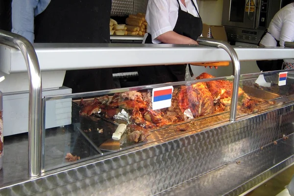 Fast-foody. Licznika stoisko mięsne. Wieprzowe pieczone mięso stoisko licznik na rynku — Zdjęcie stockowe