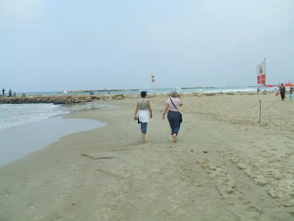 Mulheres caminhando na praia Tayelet em Tel Aviv, Israel — Fotografia de Stock