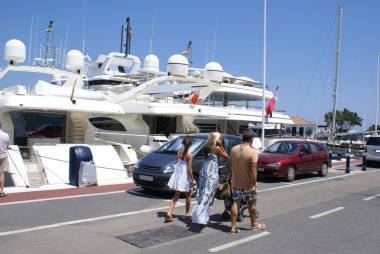İnsanlar Marbella marina, İspanya