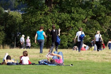 İnsanlar parkta dinleniyor. 