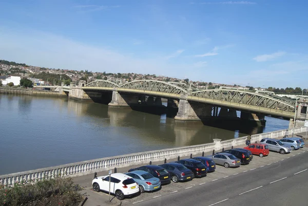 Parkoló, közel Rochester híd alatt folyó Medway Angliában — Stock Fotó