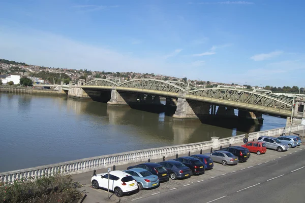 Parkir mobil dekat Rochester Bridge over River Medway di Inggris Stok Gambar