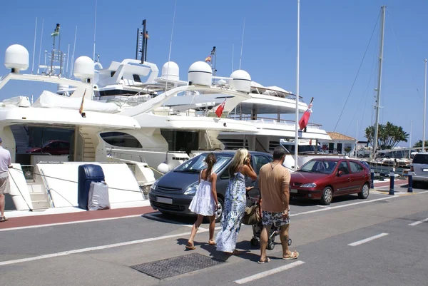 Люди, идущие в Marbella marina, Испания Стоковая Картинка