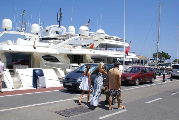 Människor som vandrar i Marbella marina, Spanien Stockbild