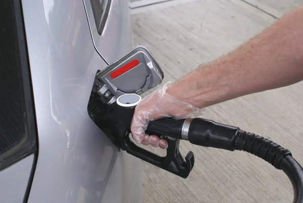 ディーゼルまたはガソリンが付いている車の給油 — ストック写真