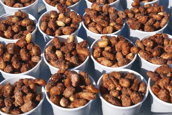 Cacahuètes rôties ou fast food sur le marché à vendre — Photo
