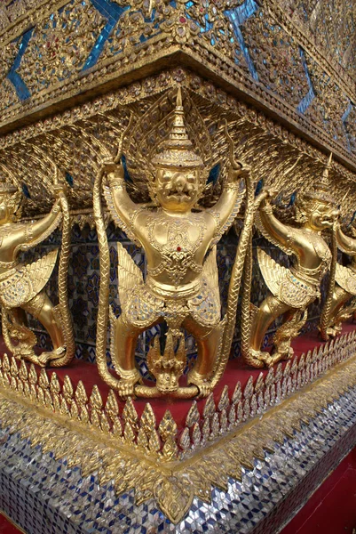 Patung di fasad Wat Phra Keo, kuil Buddha Zamrud, Bangkok, Thailand — Stok Foto