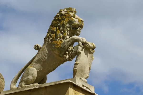 Estátua de um leão com brasão de armas — Fotografia de Stock