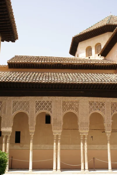 Binnenplaats van de leeuwen, Moorse bogen, alhambra. Granada. Spanje — Stockfoto