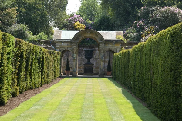 Urna y estatuas bajo un arco, jardín del castillo Hever, Kent, Inglaterra —  Fotos de Stock