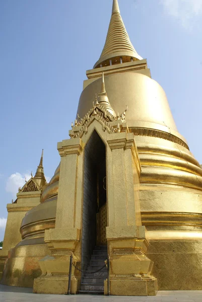 L'entrée du temple doré du Bouddha Émeraude, Bangkok, Thaïlande — Photo