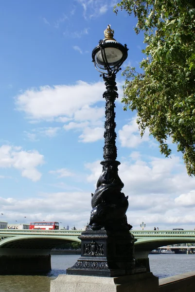 街路灯またはウエストミン スター橋、ロンドン、イングランドの前に光 — ストック写真