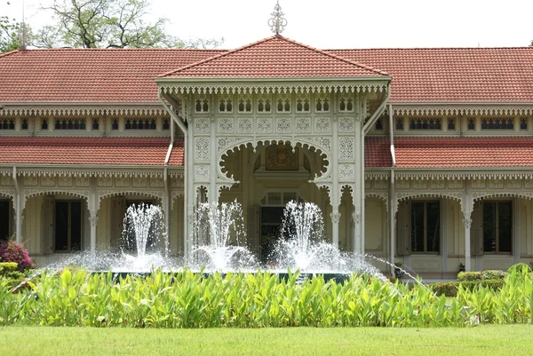 Fountain. porch. Abhisek Dusit Throne Hall, Dusit Palace, Bangkok, Thailand, Asia — Stock Photo, Image