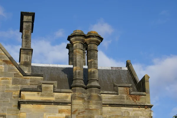 Chimenea apilada. techo castellado viejo con chimeneas —  Fotos de Stock