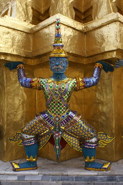 Guardian standbeeld, wat phra kaew gevel, bangkok, thailand — Stockfoto