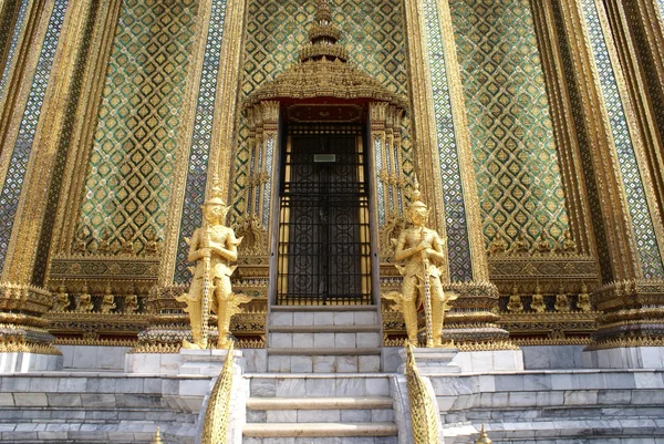 Gouden hoedster standbeelden, wat prakaew, tempel entree, bangkok, thailand — Stockfoto