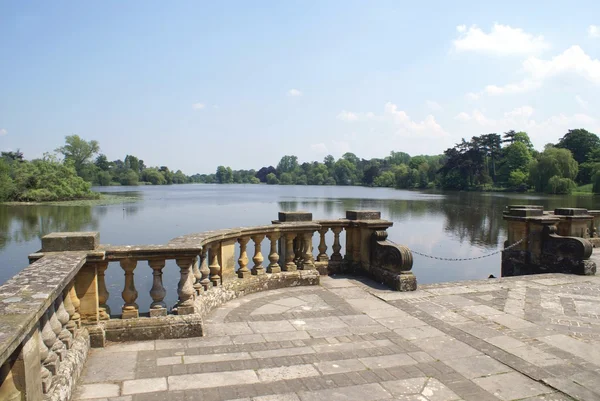 Velho pátio à beira do lago. O pátio do Castelo de Hever, Kent, Inglaterra — Fotografia de Stock