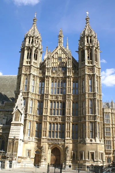 Westminster palass inngang. Det britiske parlamentet, London, England – stockfoto