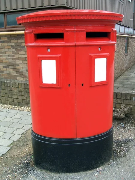 Červená kovová poštovní schránka. červená kovová poštovní schránka, Londýn, Anglie — Stockfoto
