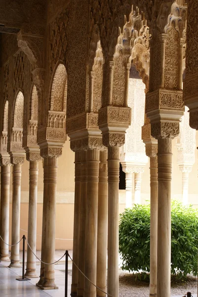 Ruiny Alhambry, mauretański kolumn w dziedzińcu Lwów, granada, Andaluzja, Hiszpania — Zdjęcie stockowe