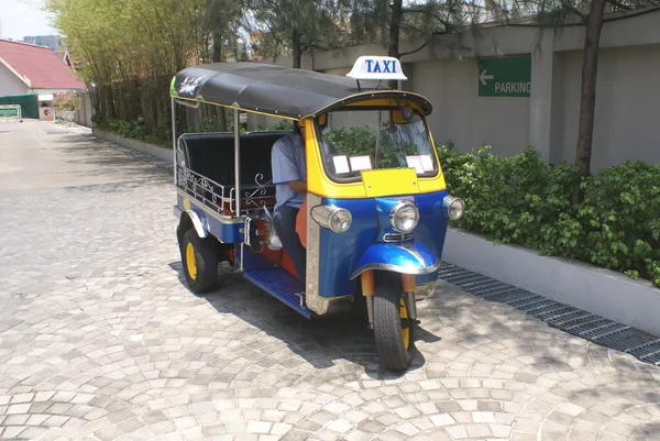 Tuk tuk. Asian taxi. — Stock Photo, Image
