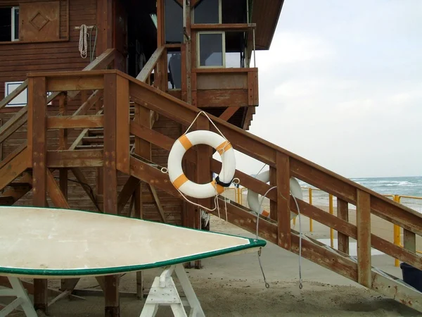 時計塔やビーチの階段の上の lifebelt — ストック写真