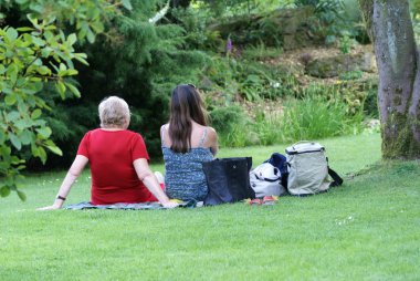 Kadınlar oturmuş dinleniyor.