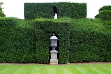 Heykel urn ve çit, Sudeley kale Bahçe, Cotswolds, İngiltere