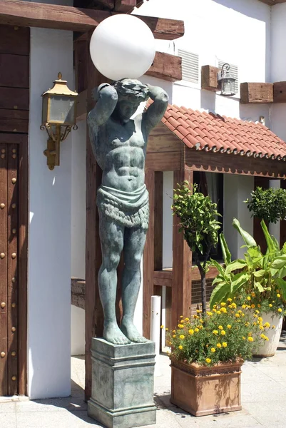 Bir adam ve lamba heykeli — Stok fotoğraf