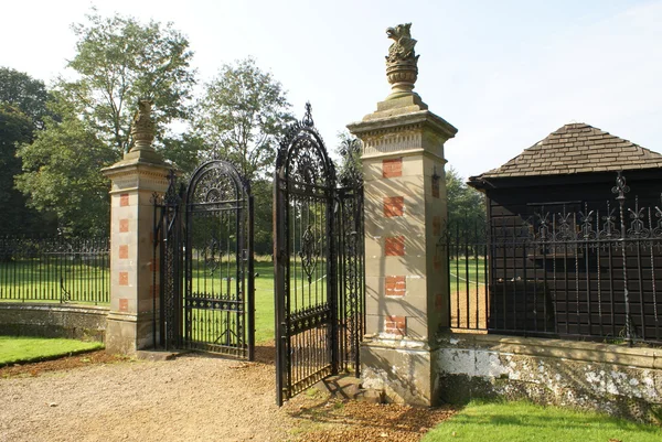 Utsmyckade smidesjärn gate med griffin statyer. Ingång — Stockfoto