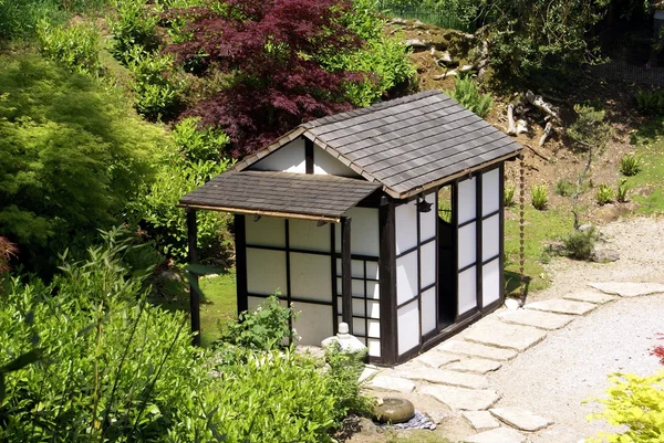 Japanse zomerhuis in een tuin — Stockfoto